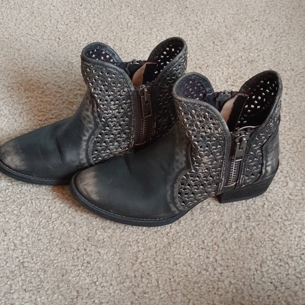 Circle G distressed black booties